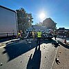 FW-NE: Schwerer Verkehrsunfall auf der A57 | LKW-Fahrer aus Fahrerhaus befreit | Ersthelfer verhalten sich vorbildlich