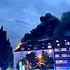 FW-E: Ausgedehnter Wohnungsbrand greift auf Dachstuhl über - eine Person verstorben, zahlreiche Anwohnende betroffen