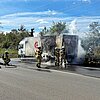 FW-NE: Lkw-Aufbau brennt auf der A57 | Autobahn vollständig gesperrt