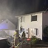 FW Burscheid: Gebäudebrand am Abend - Bewohner verletzt sich bei Löschversuch leicht