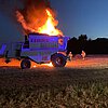 FW Grevenbroich: Feuerwehr löscht brennenden Mähdrescher auf Feld