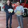 FW Beverungen: Kleine Aufkleber, große Wirkung: KinderFinder können Leben retten / Feuerwehr Beverungen erhält Spende für Brandschutzerziehung