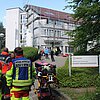 FF Bad Salzuflen: Feuerwehr löscht Brand in Klinik / Rund 40 Einsatzkräfte sind am Bad Salzufler Forsthausweg im Einsatz. Verletzt wird niemand