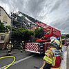 FW-NE: Dachstuhlbrand im Dreikönigenviertel | Schneller Löschangriff verhindert Brandausbreitung