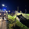 FW Rheurdt: PKW landet im Graben auf dem Dach - Feuerwehr im Einsatz