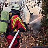 FW Düren: Rauchentwicklung an Bahnstrecke - Feuerwehr löscht brennende Gartenlaube