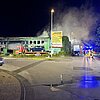 FW Grevenbroich: Feuerwehr Grevenbroich - Folgemeldung: Großbrand im Industriegebiet Ost, KFZ-Betrieb ausgebrannt, Übergreifen auf Schrottplatz verhindert, 150 Retter im Einsatz, Einsatzdauer weiter unbestimmt