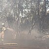 FW Meerbusch: Kilometerlanger Flächenbrand entlang Bahnstrecke von Meerbusch nach Krefeld.