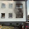 FW-E: Ausgedehnter Zimmerbrand in einem Mehrfamilienhaus - zwei Personen retten sich auf einen Balkon