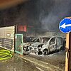 FW-E: Fahrzeuge in Flammen - Feuerwehr löscht Brand an der Stauderstraße