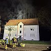 FW-E: Dachstuhlbrand in Essen-Karnap - Feuerwehr bis in die Morgenstunden im Einsatz