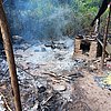 FW Düren: Illegales Lager in Flammen - Aufwendiger Feuerwehreinsatz im unwegsamen Gelände an der Rur