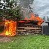 FW-DO: Unterstand mit Brennholz in Flammen