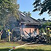 FW Paderborn: Gemeldeter Gartenhüttenbrand mit Ausbreitung auf Dachstuhl in Paderborn-Sennelager