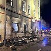 FW Moers: Sperrmüllbrand greift auf Wohn- und Geschäftshaus über