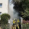 FW-E: Brennende Müllcontainer an Hauswand - Fassade musste großflächig geöffnet werden