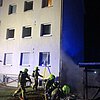 FW Paderborn: Brennender Mülltonnenunterstand mit Ausbreitung auf PKW und Garage