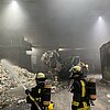 FW-DO: Brand in Lagerhalle eines Recyclingbetriebs