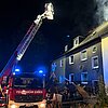 FW-E: Dachstuhlbrand nach Feuer im Hinterhof - Drei Einsatzkräfte verletzt