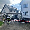 FW Beverungen: Schwerer Verkehrsunfall mit Gebäudeschäden / Feuerwehr rettet Person aus eingeschlossenem Fahrzeug
