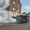 Feuerwehr Goch: Fahrzeugbrand - Feuer droht auf Mehrfamilienhaus überzugreifen
