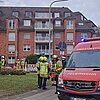 FW Grevenbroich: 30 Personen bei Kellerbrand aus Wohnhaus in Grevenbroich gerettet / Vollalarm für die Feuerwehr - Zweiter Brand im Haus binnen elf Tagen