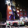 FW-DO: Wohnungsbrand in Huckarde - Flammen schlagen aus dem Fenster und greifen auf Fassade und Dach über