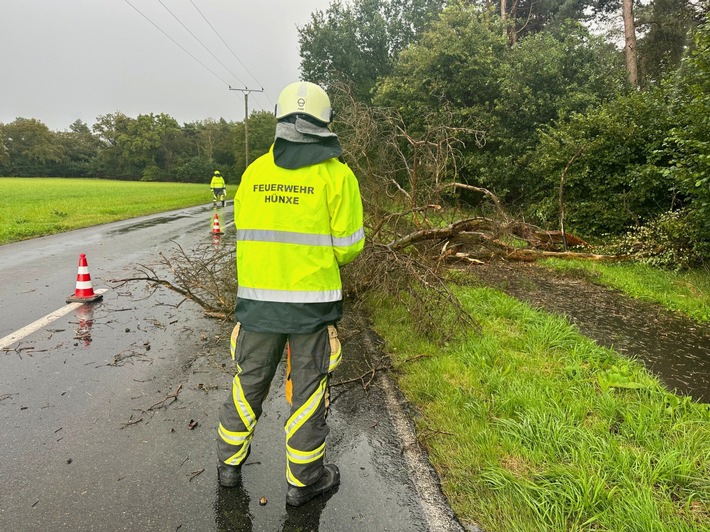 FW Hünxe: Bäume blockieren Radweg